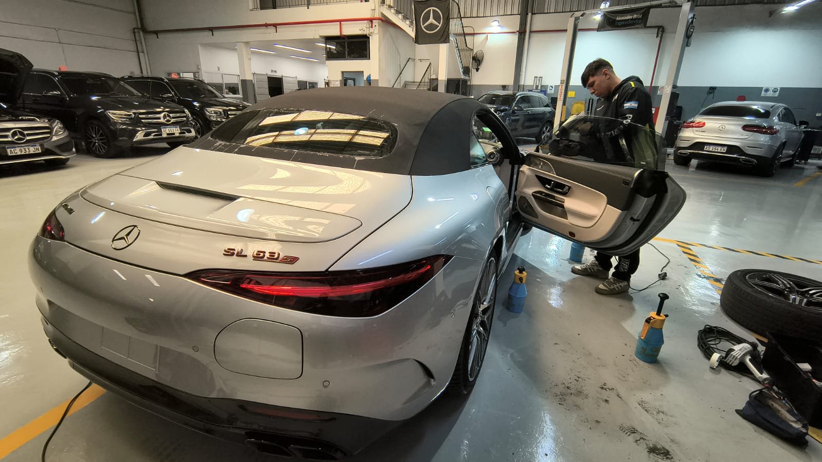 Instalación de polarizado en un Mercedes-AMG SL plateado