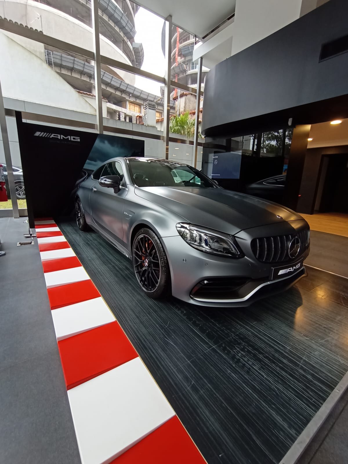 Mercedes-AMG C63 gris mate