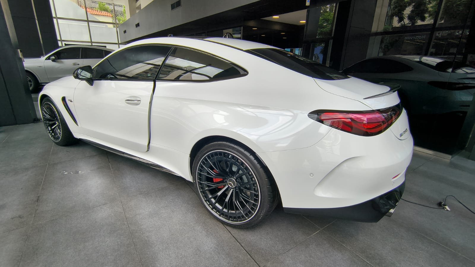 Mercedes-AMG coupé blanco polarizado