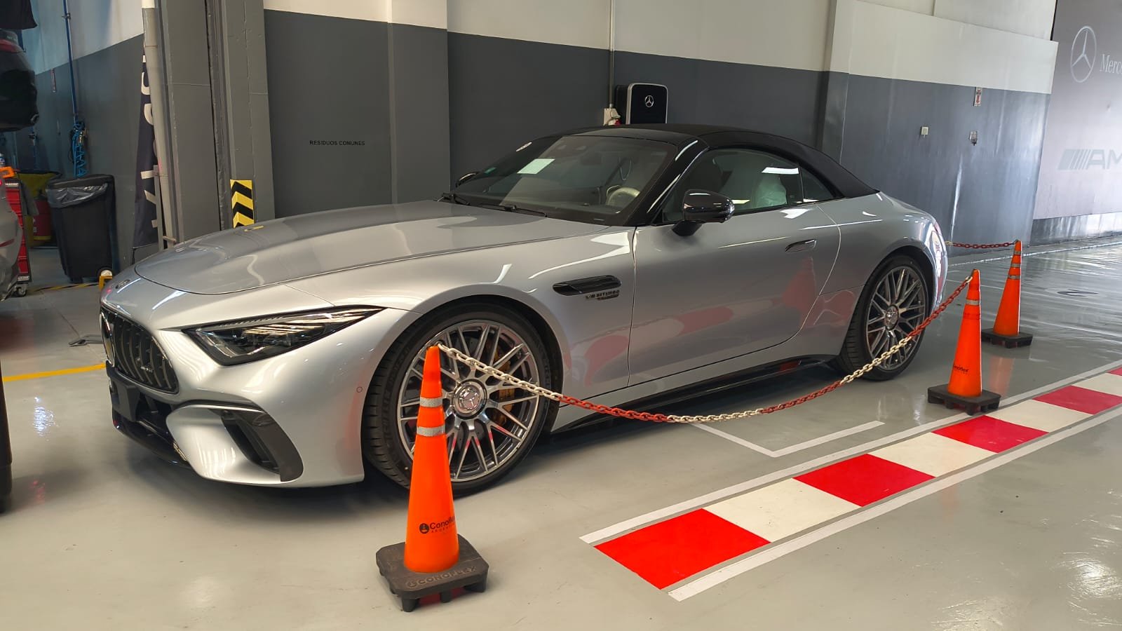 Mercedes-AMG SL roadster plateado polarizado