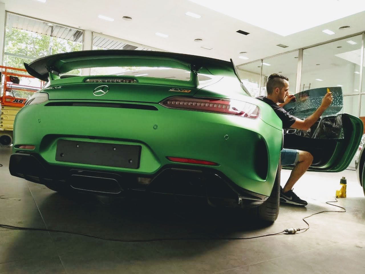 Instalación profesional de film polarizado Nano Carbono en un Mercedes-AMG GT R