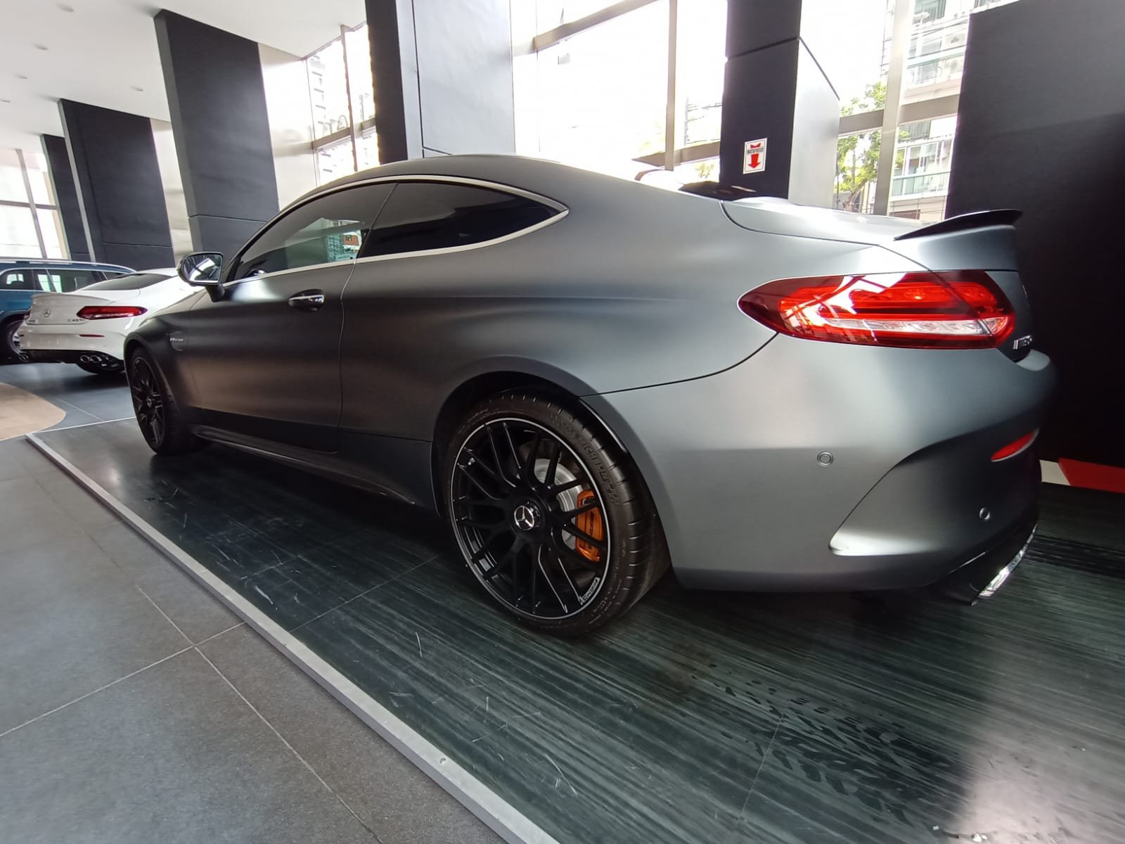 Mercedes-AMG C63 coupé gris mate de costado