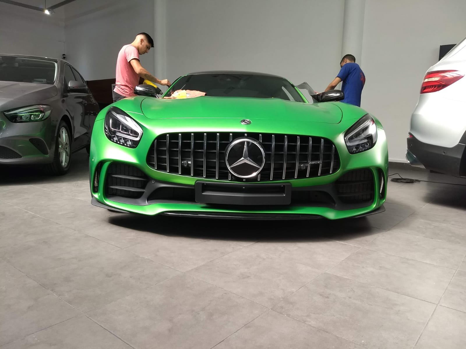 Mercedes-AMG GT R verde polarizado en el taller