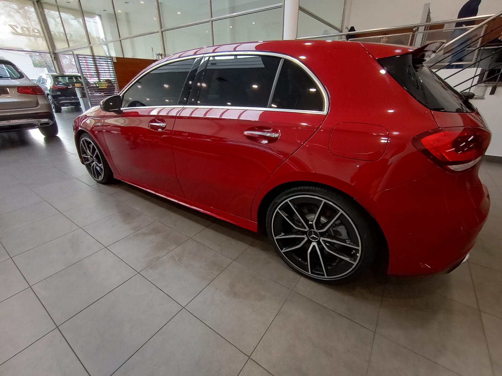 Mercedes-AMG Clase A rojo polarizado