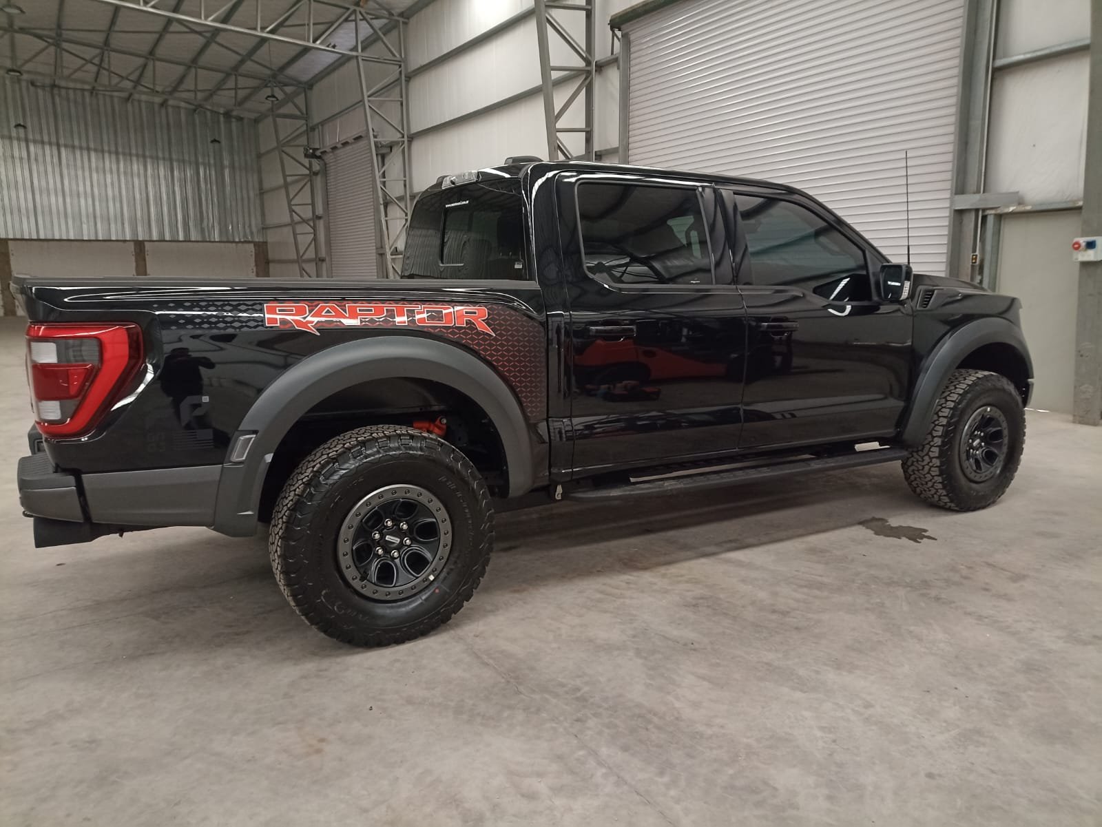 Ford Raptor negra polarizada